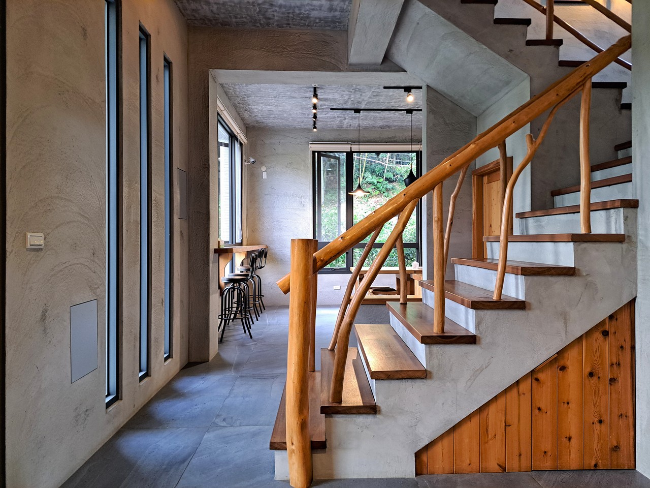 【八番私人住宅】隱身山林的日月潭民宿!清水模×木質調,享受靜謐慢活! - 第9張圖 一樓空間