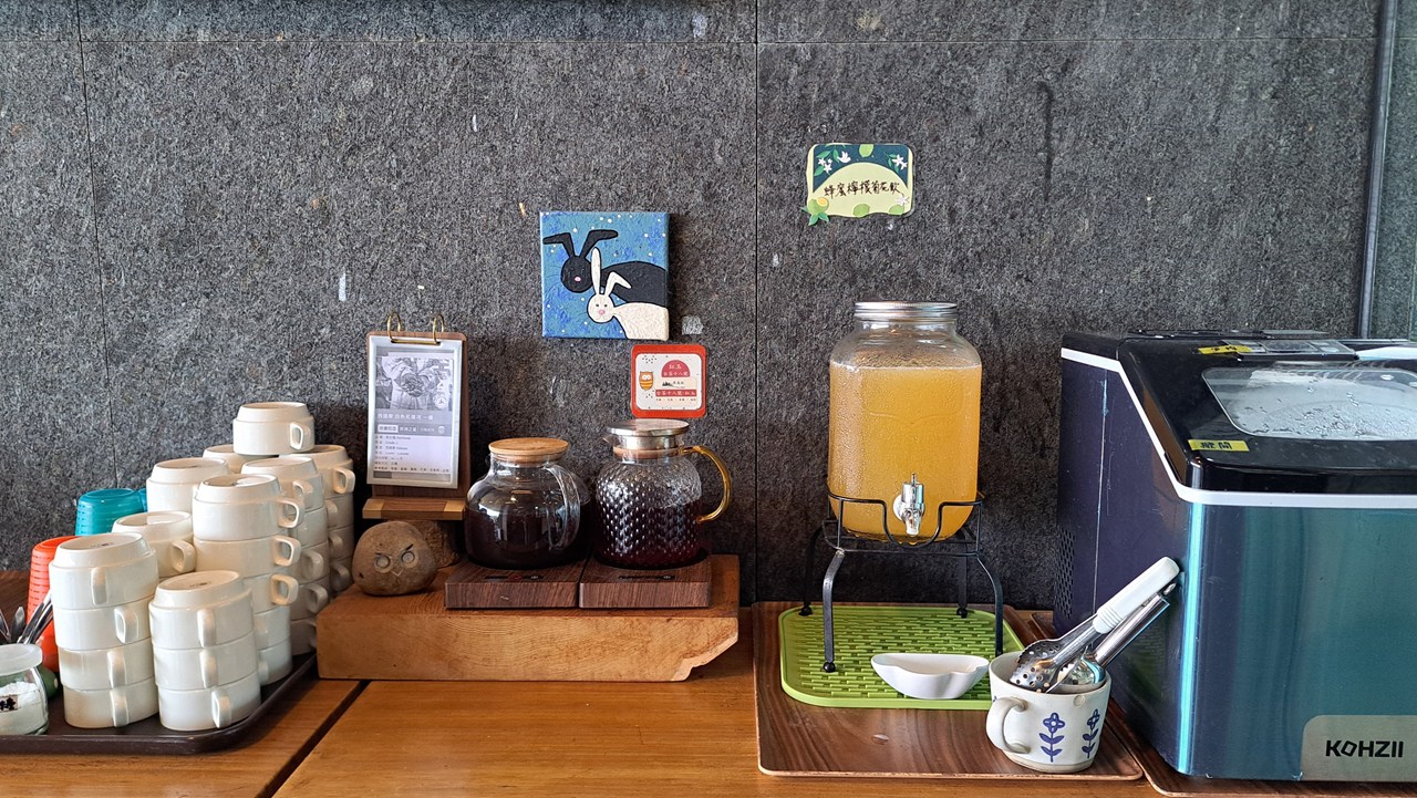 【日月潭原森林民宿】享受山林靜謐與泳池度假氛圍,親子家庭與情侶必住! - 第8張圖 下午茶飲料區