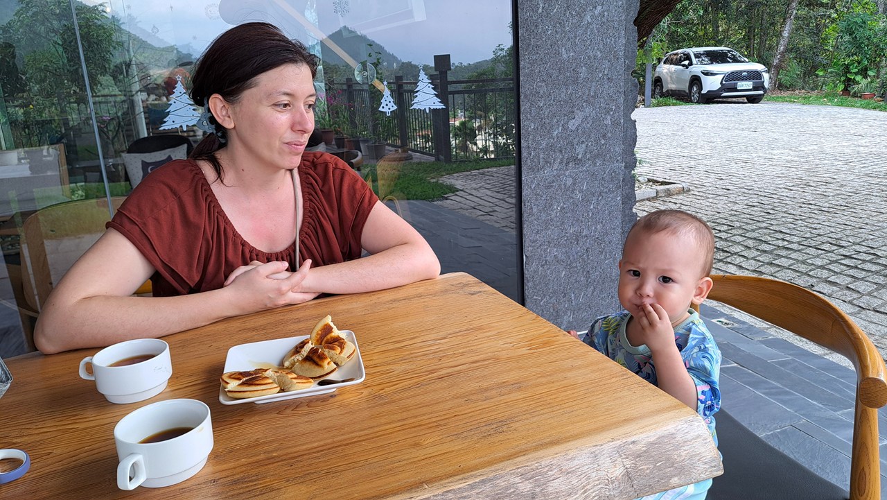 【日月潭原森林民宿】享受山林靜謐與泳池度假氛圍,親子家庭與情侶必住! - 第9張圖 享用下午茶