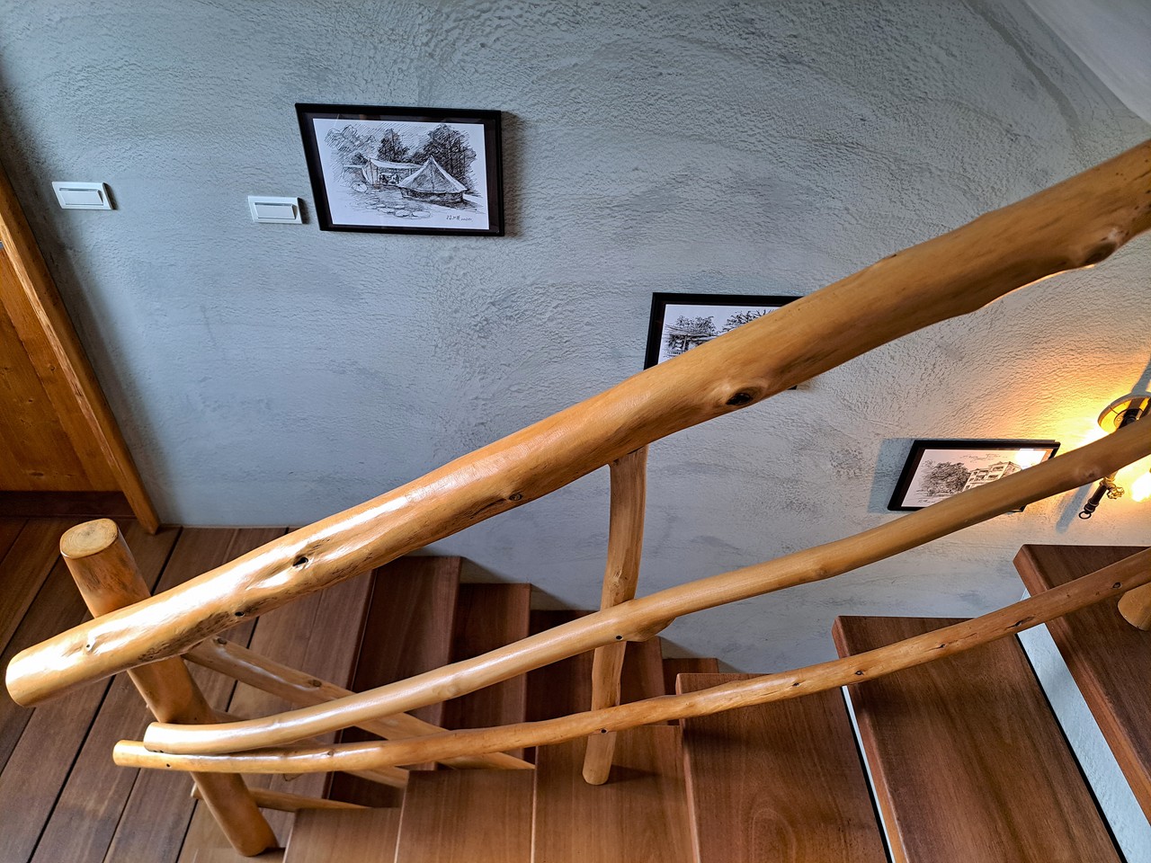 【八番私人住宅】隱身山林的日月潭民宿!清水模×木質調,享受靜謐慢活! - 第13張圖 保有弧度的木製扶手