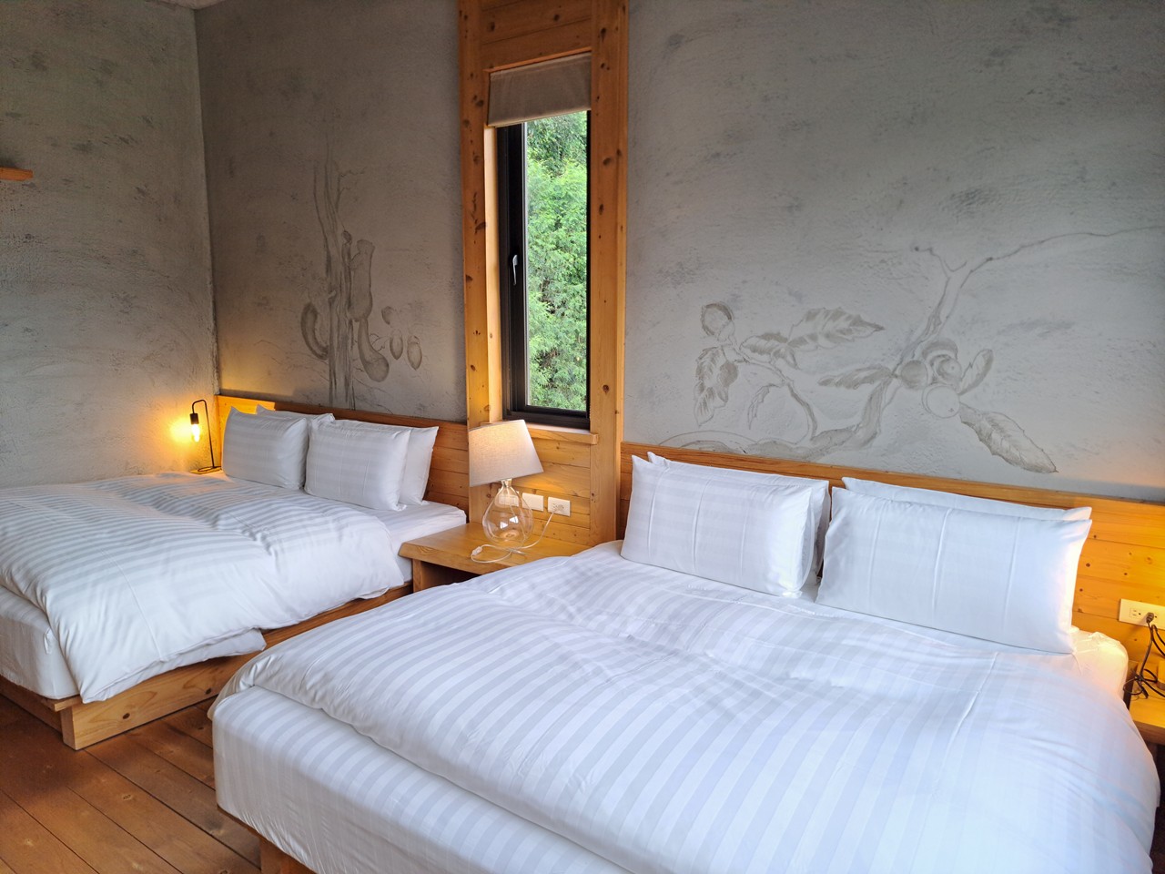 【八番私人住宅】隱身山林的日月潭民宿!清水模×木質調,享受靜謐慢活! - 第45張圖 兩床間開有小窗