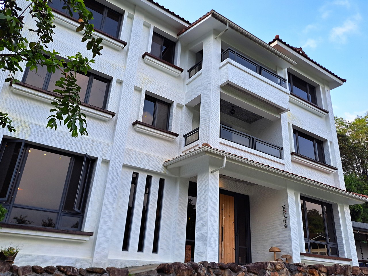 【八番私人住宅】隱身山林的日月潭民宿!清水模×木質調,享受靜謐慢活! - 第6張圖 民宿外觀