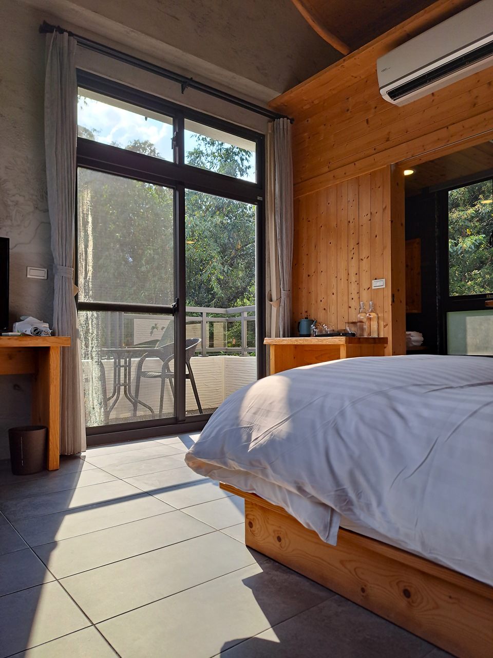 【八番私人住宅】隱身山林的日月潭民宿!清水模×木質調,享受靜謐慢活! - 第36張圖 午後房間光影