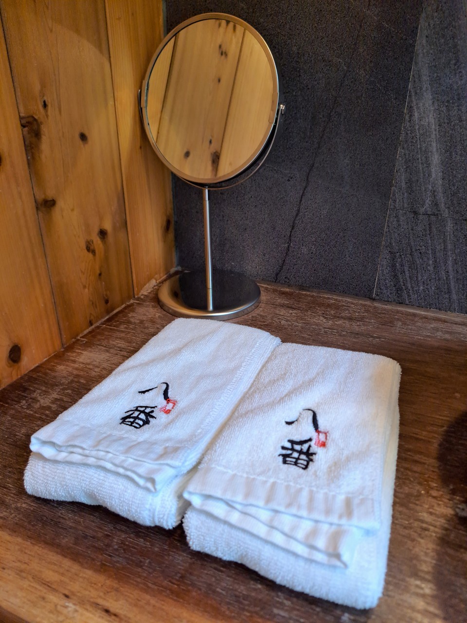 【八番私人住宅】隱身山林的日月潭民宿!清水模×木質調,享受靜謐慢活! - 第28張圖 印有八番字樣的小毛巾