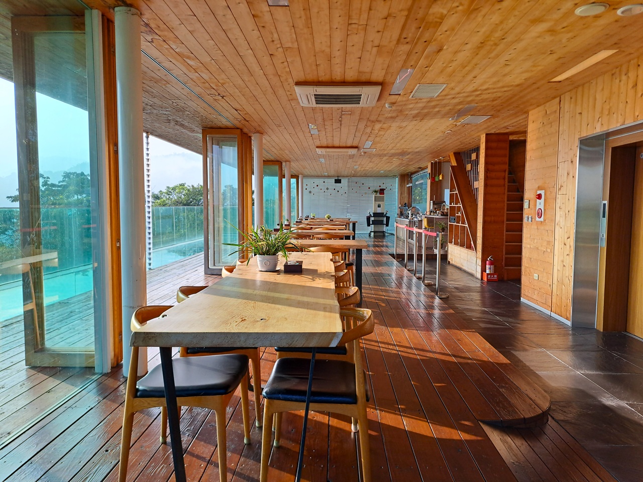 【日月潭原森林民宿】享受山林靜謐與泳池度假氛圍,親子家庭與情侶必住! - 第56張圖 原森林民宿頂樓餐廳