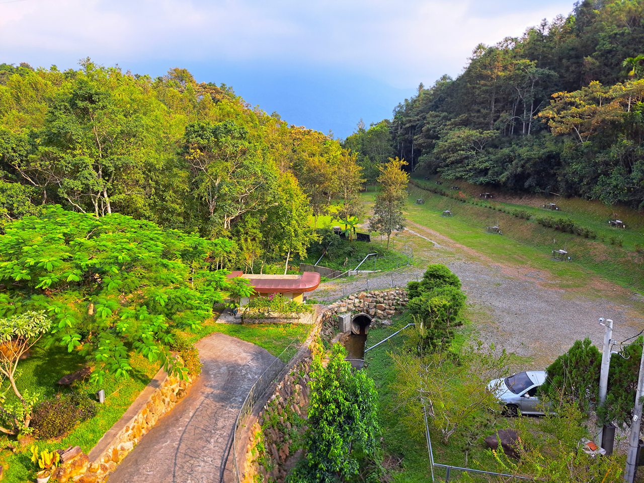 【八番私人住宅】隱身山林的日月潭民宿!清水模×木質調,享受靜謐慢活! - 第51張圖 四人房陽台景色