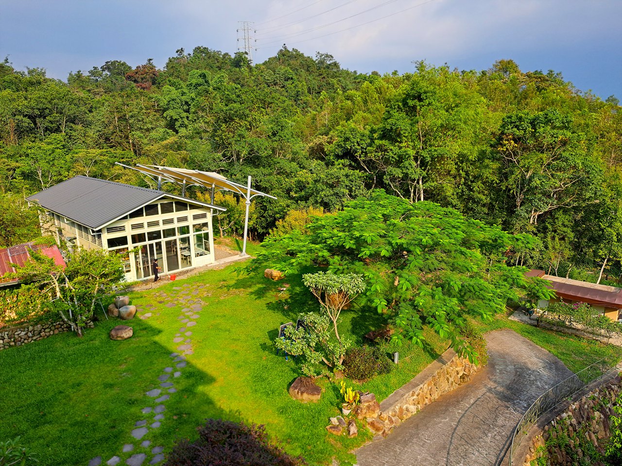 【八番私人住宅】隱身山林的日月潭民宿!清水模×木質調,享受靜謐慢活! - 第52張圖 四人房陽台景色