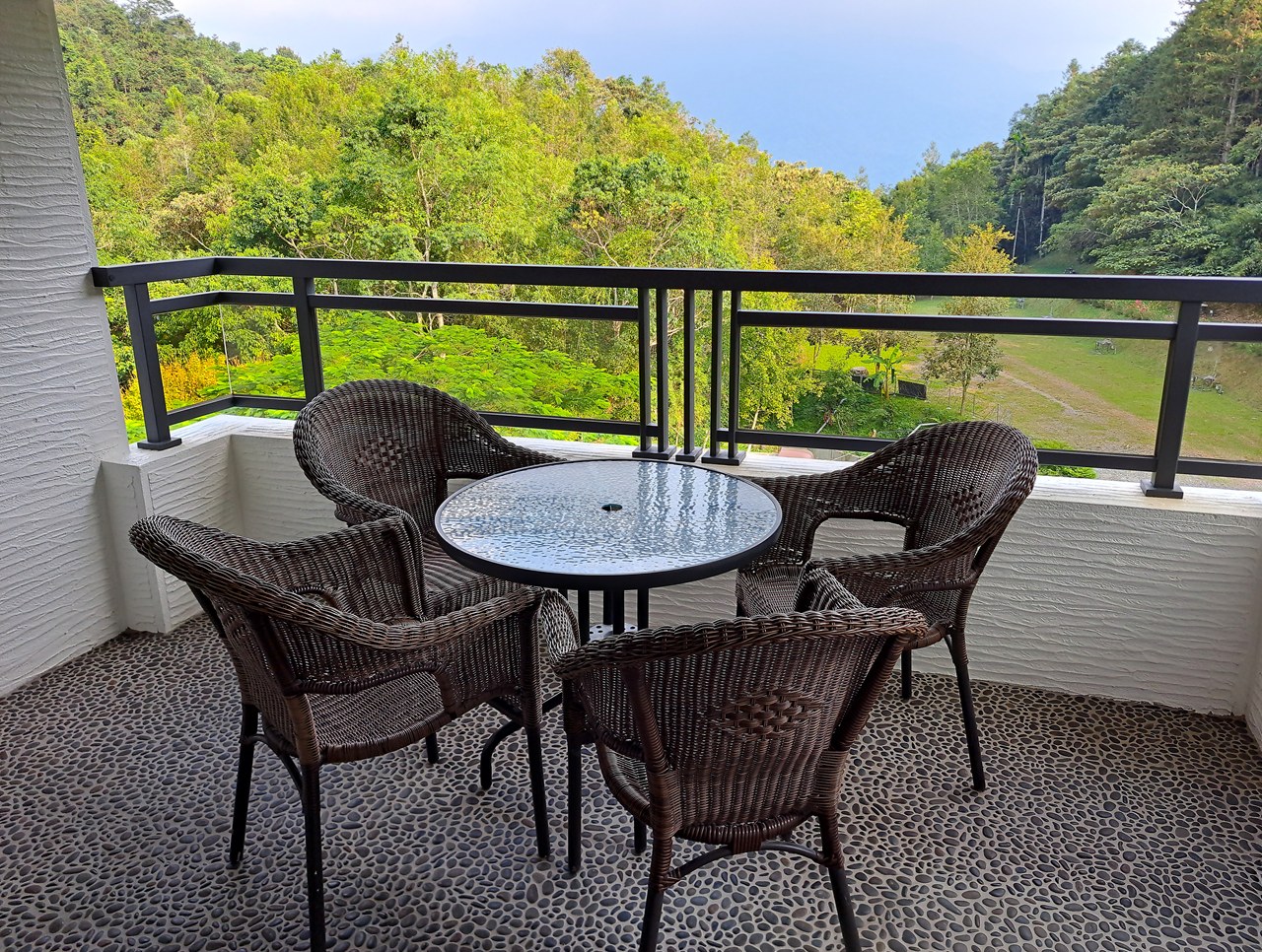 【八番私人住宅】隱身山林的日月潭民宿!清水模×木質調,享受靜謐慢活! - 第50張圖 四人房陽台空間