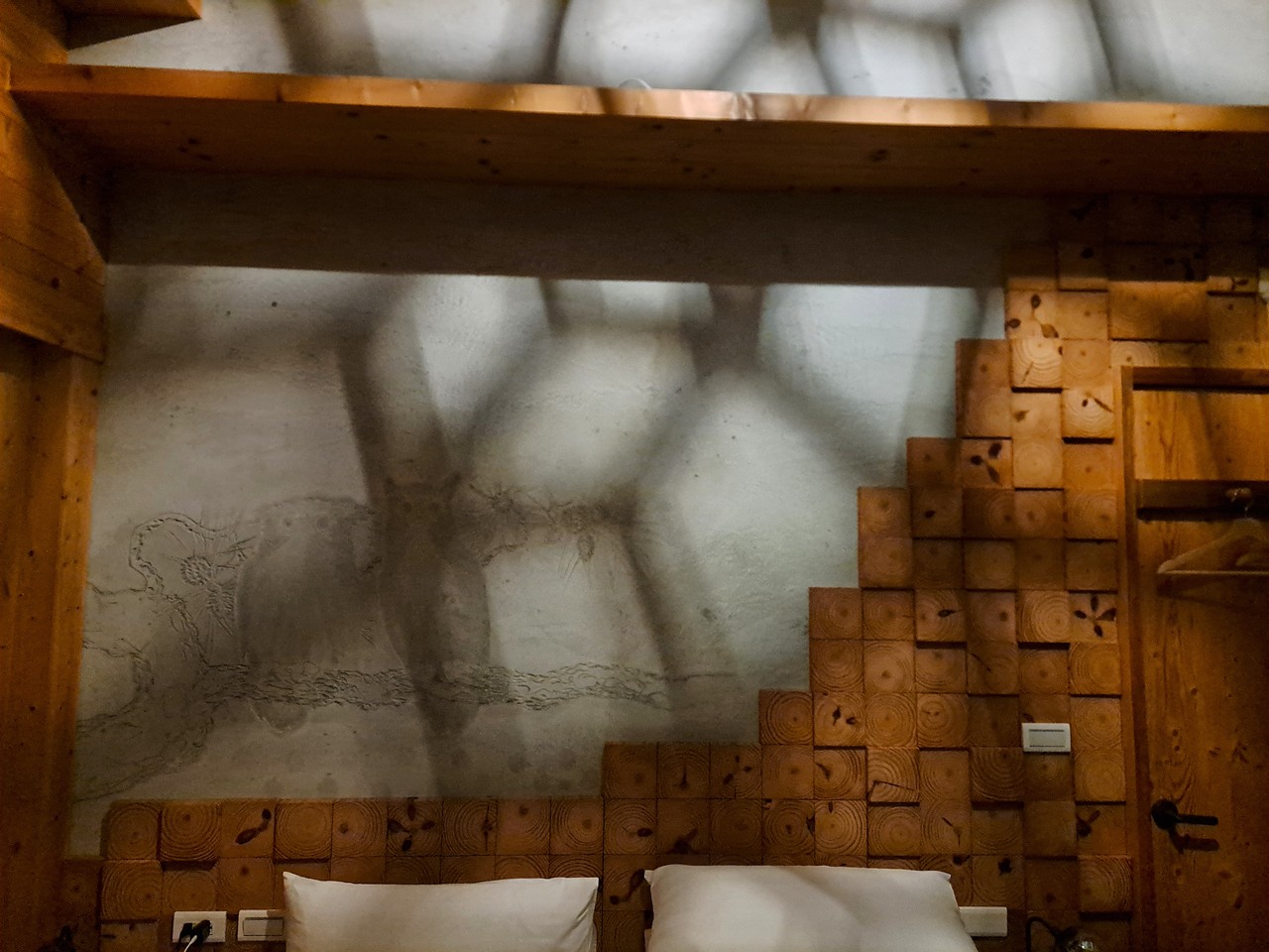 【八番私人住宅】隱身山林的日月潭民宿!清水模×木質調,享受靜謐慢活! - 第38張圖 夜晚光影