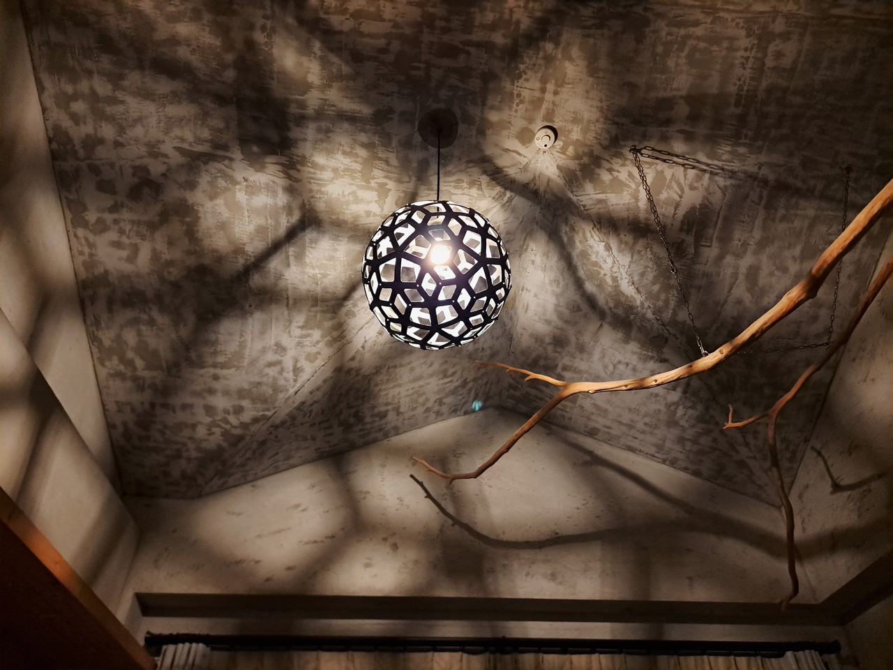 【八番私人住宅】隱身山林的日月潭民宿!清水模×木質調,享受靜謐慢活! - 第37張圖 夜晚燈光光影