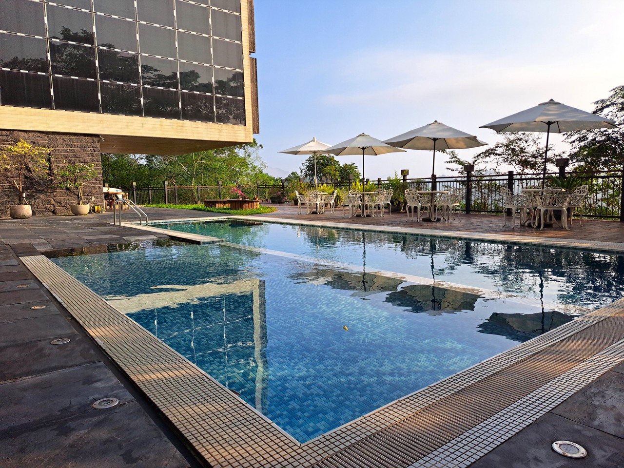 【日月潭原森林民宿】享受山林靜謐與泳池度假氛圍,親子家庭與情侶必住! - 第20張圖 度假氛圍滿點的民宿泳池