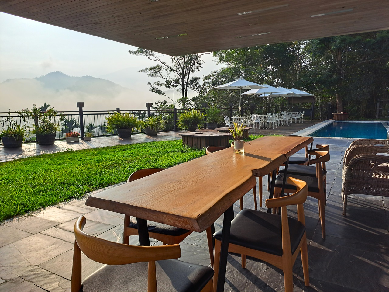 【日月潭原森林民宿】享受山林靜謐與泳池度假氛圍,親子家庭與情侶必住! - 第14張圖 戶外座位區