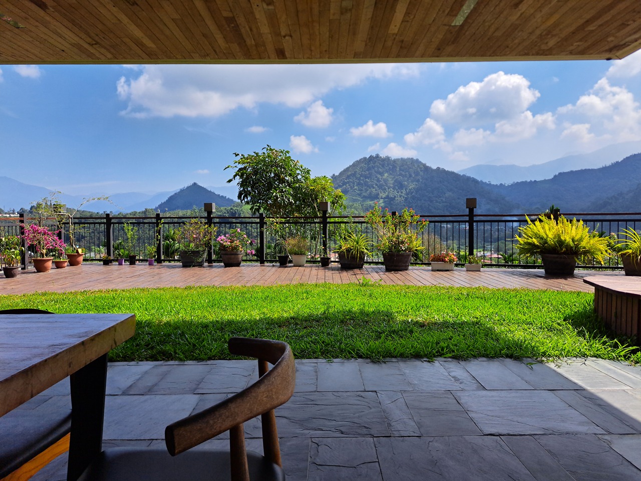 【日月潭原森林民宿】享受山林靜謐與泳池度假氛圍,親子家庭與情侶必住! - 第15張圖 戶外座位區景色
