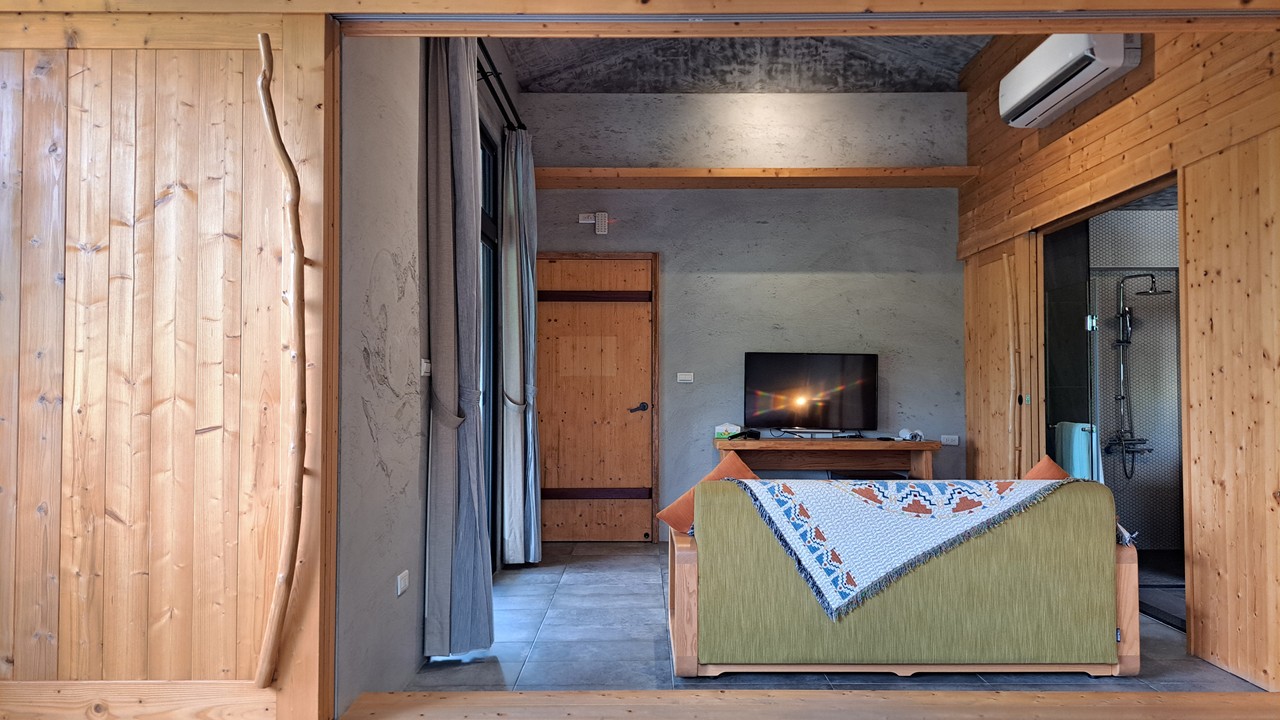 【八番私人住宅】隱身山林的日月潭民宿!清水模×木質調,享受靜謐慢活! - 第49張圖 拉門可隔開臥室與客廳