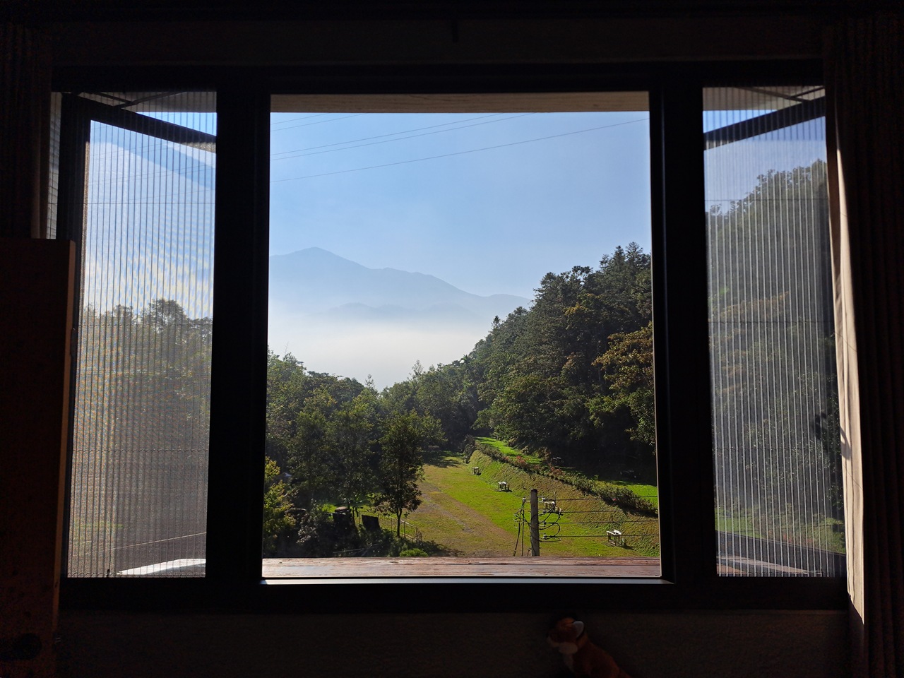 【八番私人住宅】隱身山林的日月潭民宿!清水模×木質調,享受靜謐慢活! - 第26張圖 早晨窗景