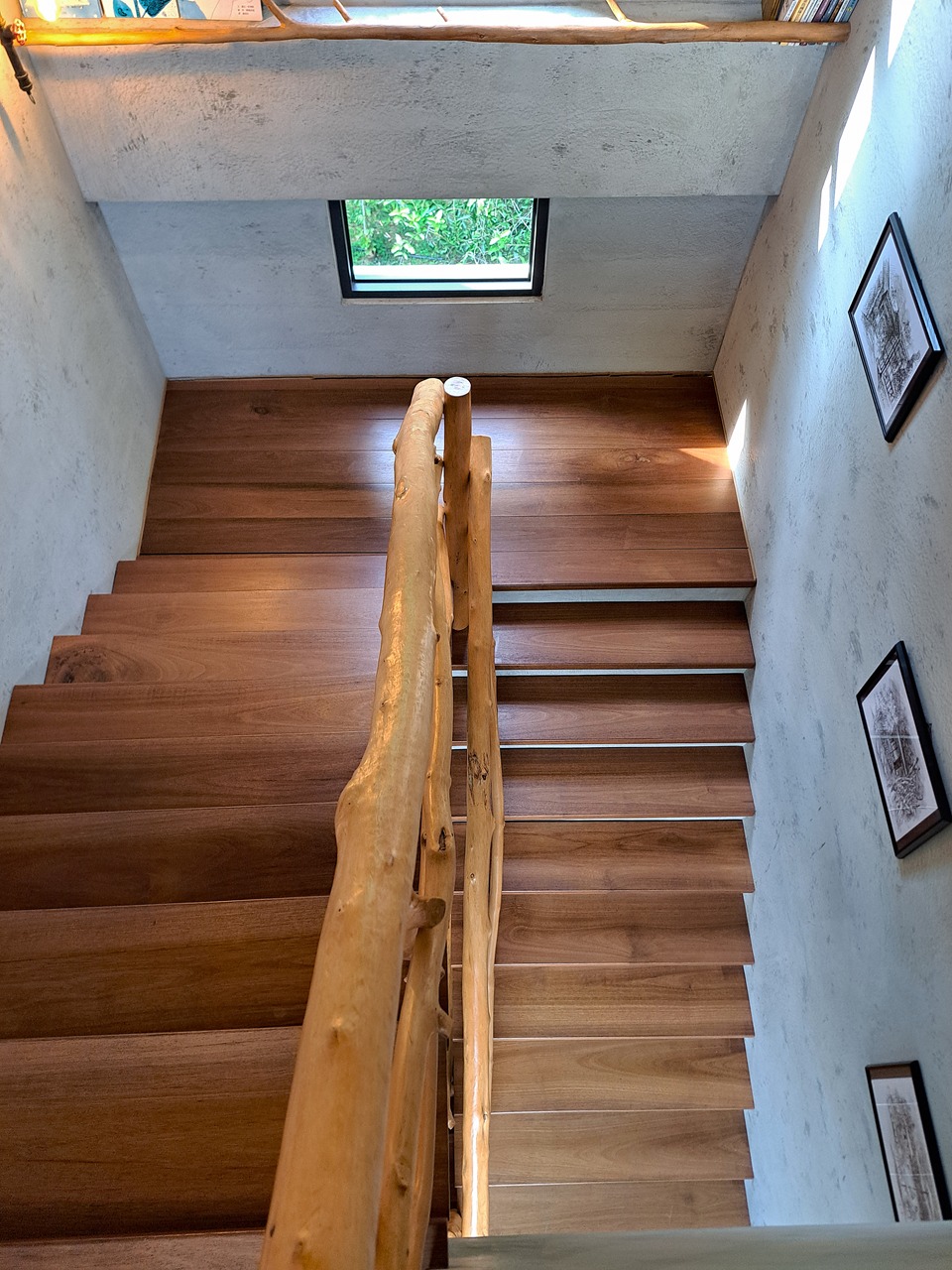 【八番私人住宅】隱身山林的日月潭民宿!清水模×木質調,享受靜謐慢活! - 第12張圖 木製樓梯