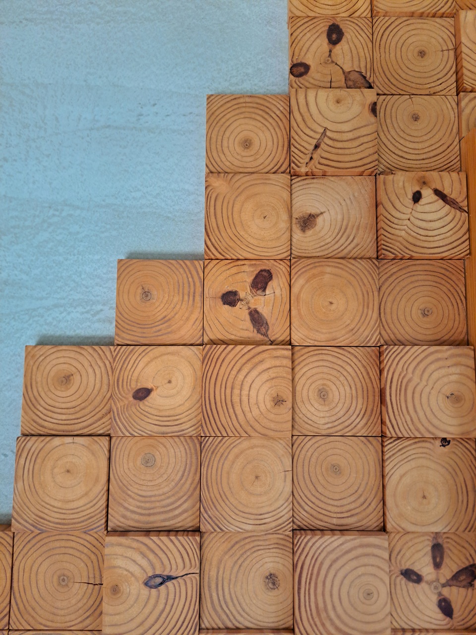 【八番私人住宅】隱身山林的日月潭民宿!清水模×木質調,享受靜謐慢活! - 第19張圖 木質方塊拼貼裝飾