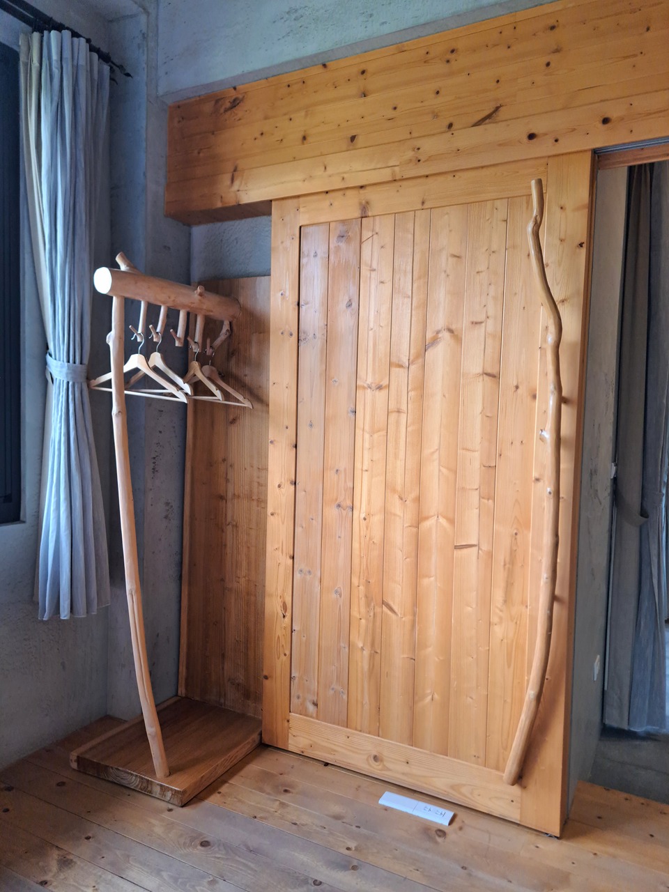 【八番私人住宅】隱身山林的日月潭民宿!清水模×木質調,享受靜謐慢活! - 第48張圖 木頭造型衣架