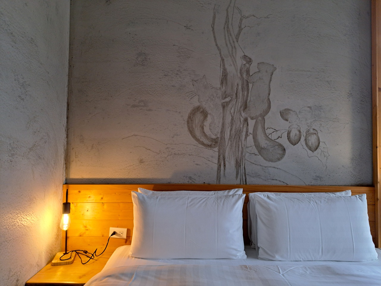 【八番私人住宅】隱身山林的日月潭民宿!清水模×木質調,享受靜謐慢活! - 第44張圖 松鼠主題壁畫