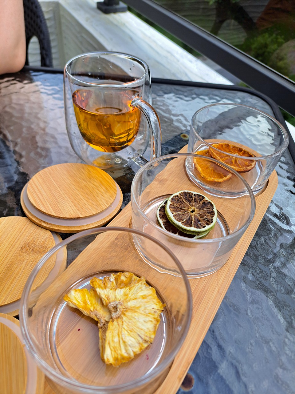 【八番私人住宅】隱身山林的日月潭民宿!清水模×木質調,享受靜謐慢活! - 第35張圖 果乾及冰紅茶