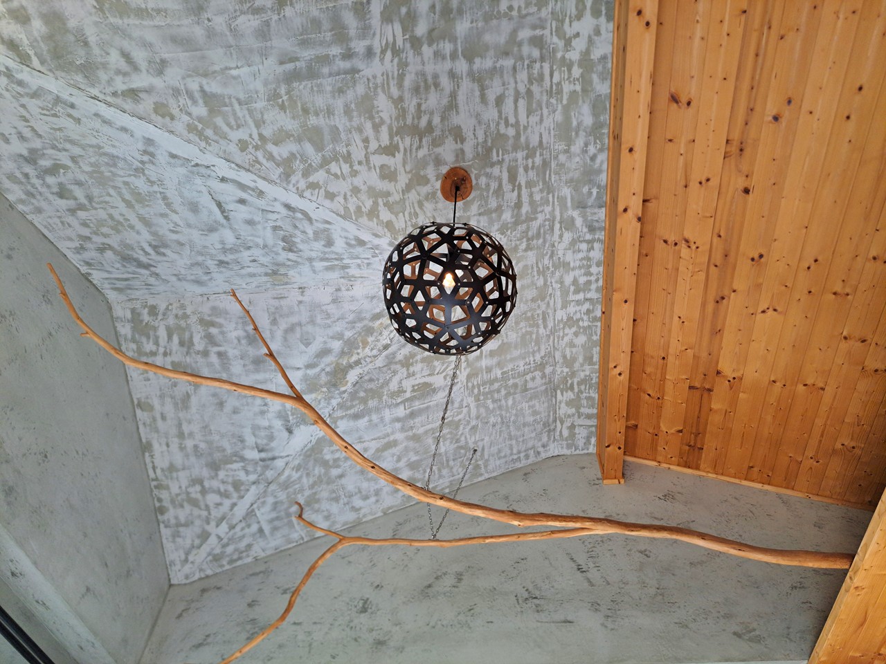 【八番私人住宅】隱身山林的日月潭民宿!清水模×木質調,享受靜謐慢活! - 第20張圖 森・瀰漫雙人房屋頂