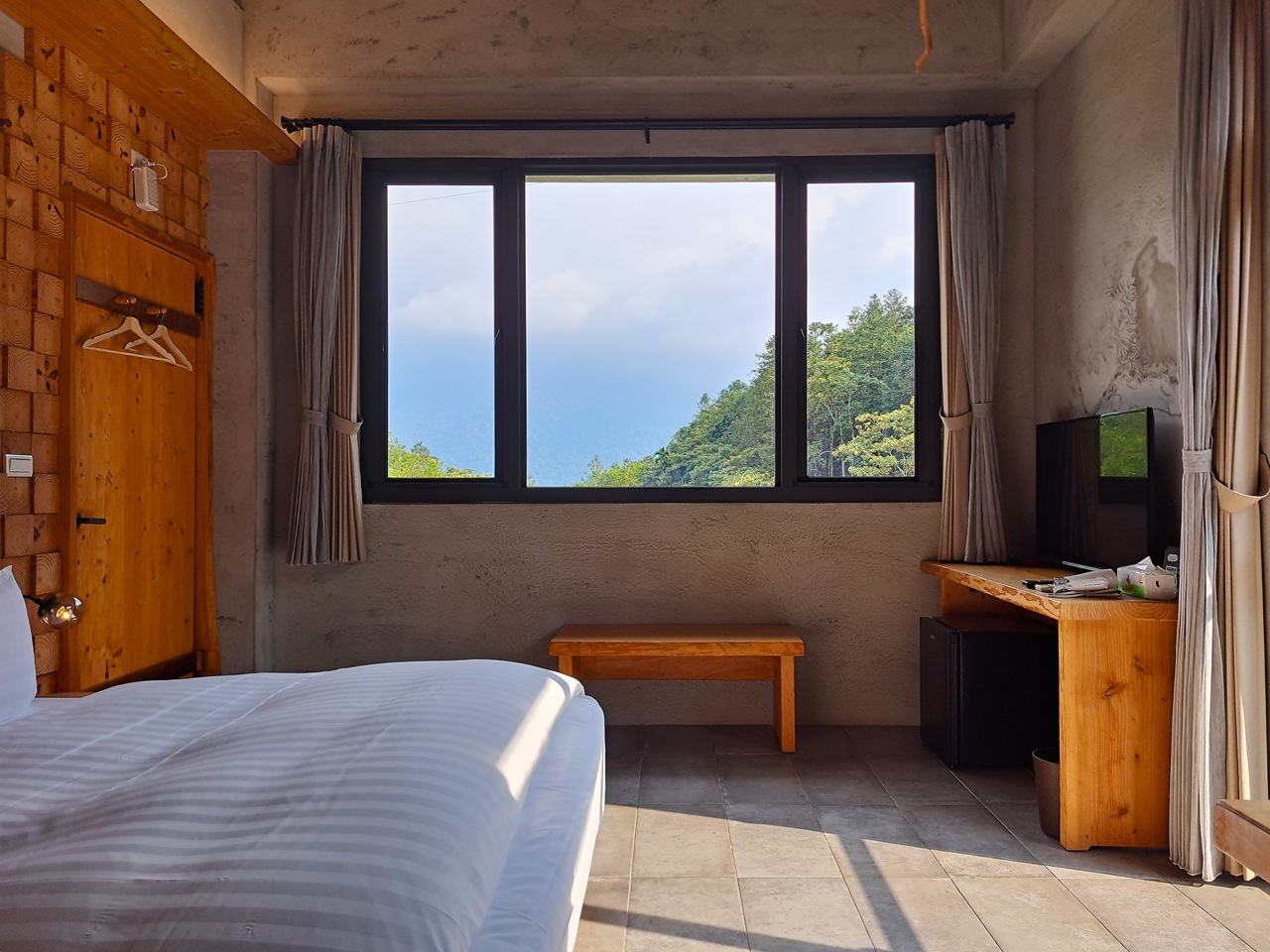 【八番私人住宅】隱身山林的日月潭民宿!清水模×木質調,享受靜謐慢活! - 第22張圖 森瀰漫雙人房