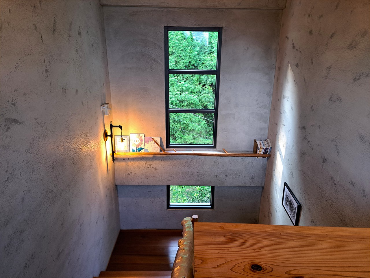 【八番私人住宅】隱身山林的日月潭民宿!清水模×木質調,享受靜謐慢活! - 第14張圖 樓梯間佈置