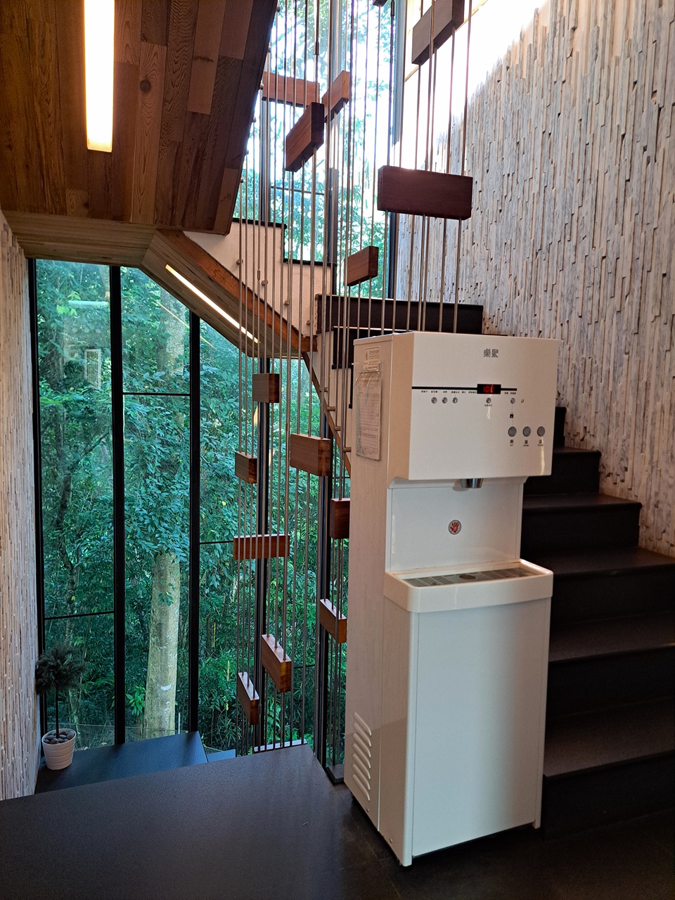 【日月潭原森林民宿】享受山林靜謐與泳池度假氛圍,親子家庭與情侶必住! - 第41張圖 樓梯間飲水機