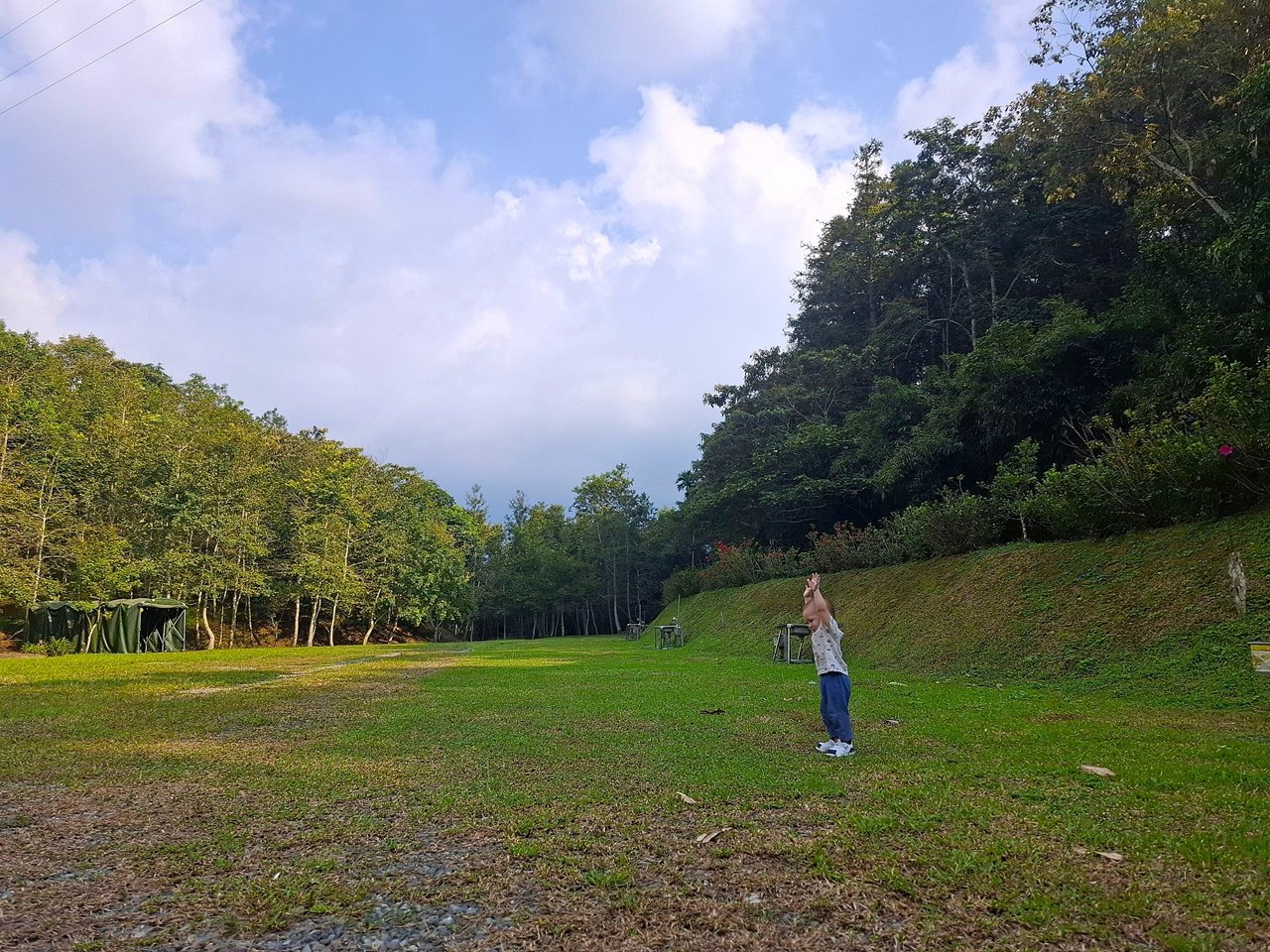 【八番私人住宅】隱身山林的日月潭民宿!清水模×木質調,享受靜謐慢活! - 第61張圖 民宿前大草皮