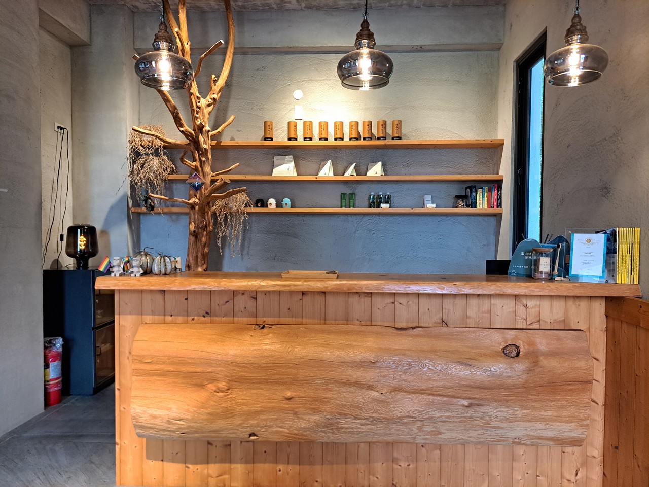 【八番私人住宅】隱身山林的日月潭民宿!清水模×木質調,享受靜謐慢活! - 第7張圖 民宿櫃台