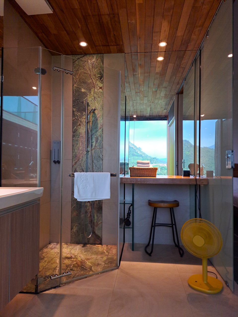 【日月潭原森林民宿】享受山林靜謐與泳池度假氛圍,親子家庭與情侶必住! - 第32張圖 淋浴及化妝鏡空間