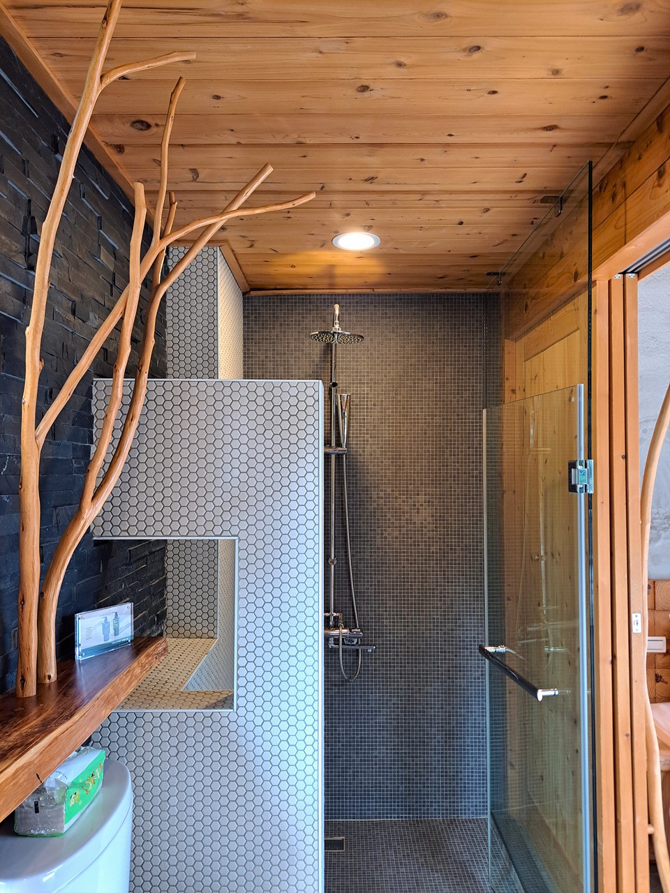 【八番私人住宅】隱身山林的日月潭民宿!清水模×木質調,享受靜謐慢活! - 第31張圖 淋浴設備