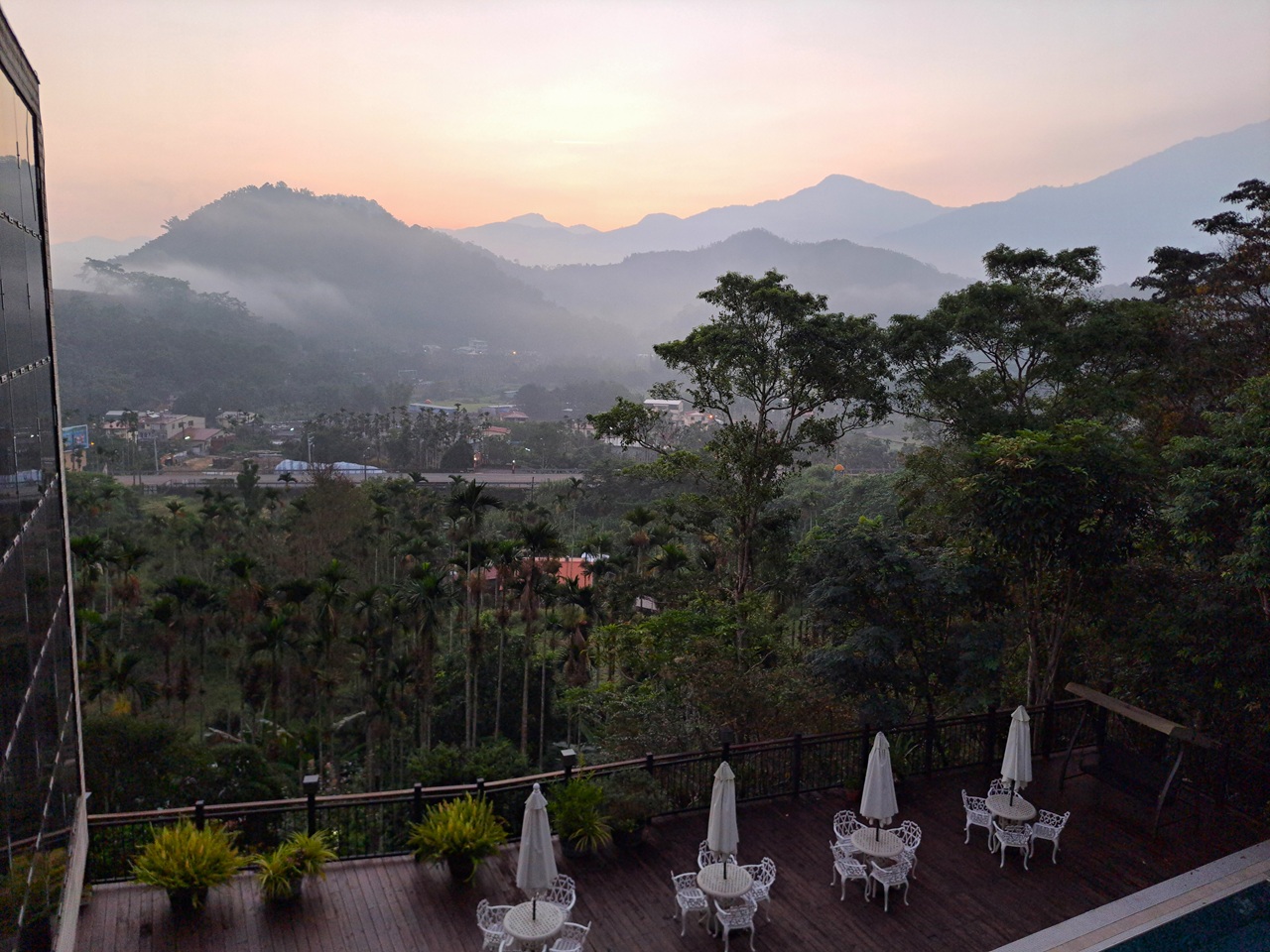 【日月潭原森林民宿】享受山林靜謐與泳池度假氛圍,親子家庭與情侶必住! - 第35張圖 清晨雲霧繚繞的景色