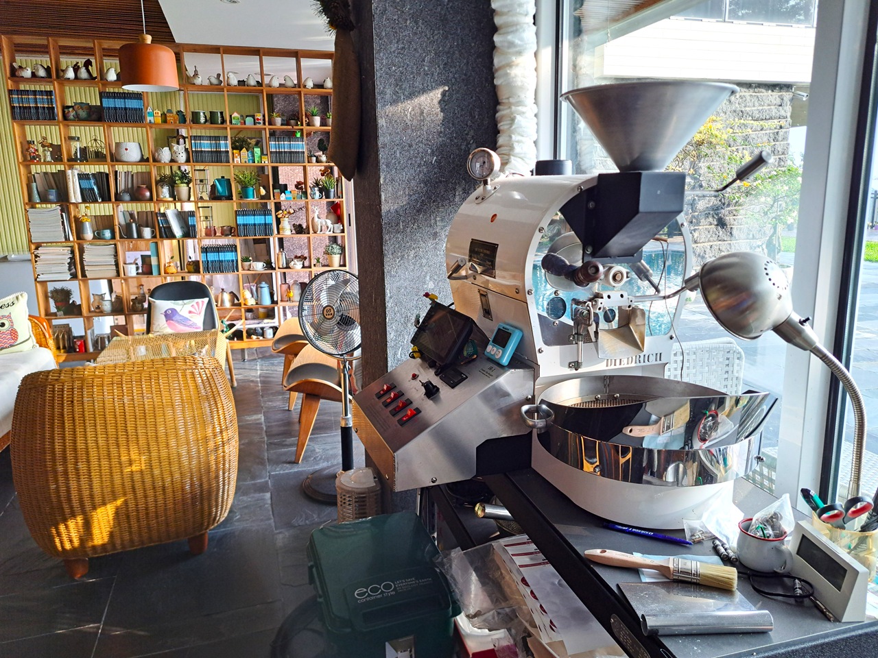 【日月潭原森林民宿】享受山林靜謐與泳池度假氛圍,親子家庭與情侶必住! - 第11張圖 烘豆機