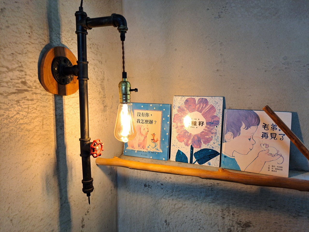 【八番私人住宅】隱身山林的日月潭民宿!清水模×木質調,享受靜謐慢活! - 第15張圖 特別的燈飾