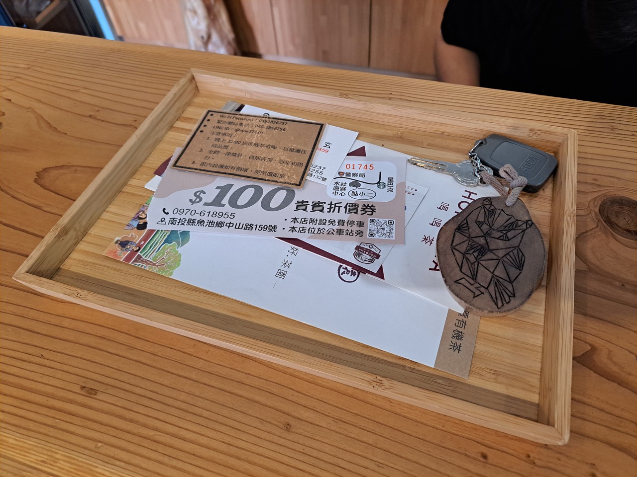 【八番私人住宅】隱身山林的日月潭民宿!清水模×木質調,享受靜謐慢活! - 第8張圖 相當有特色的房間鑰匙圈