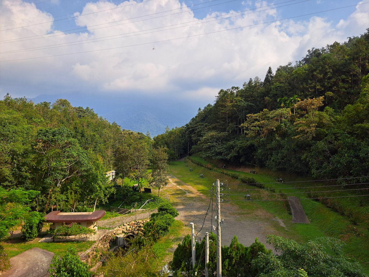 【八番私人住宅】隱身山林的日月潭民宿!清水模×木質調,享受靜謐慢活! - 第25張圖 窗外景色