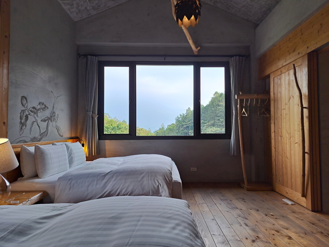 【八番私人住宅】隱身山林的日月潭民宿!清水模×木質調,享受靜謐慢活! - 第42張圖 臥室空間