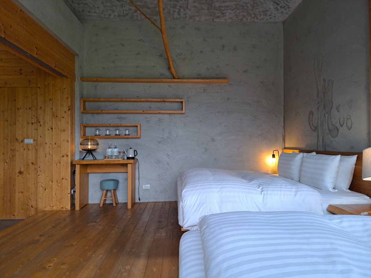 【八番私人住宅】隱身山林的日月潭民宿!清水模×木質調,享受靜謐慢活! - 第43張圖 臥室空間