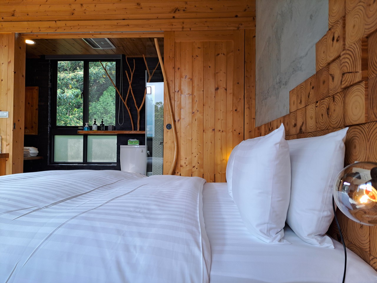 【八番私人住宅】隱身山林的日月潭民宿!清水模×木質調,享受靜謐慢活! - 第24張圖 舒適大床與枕頭