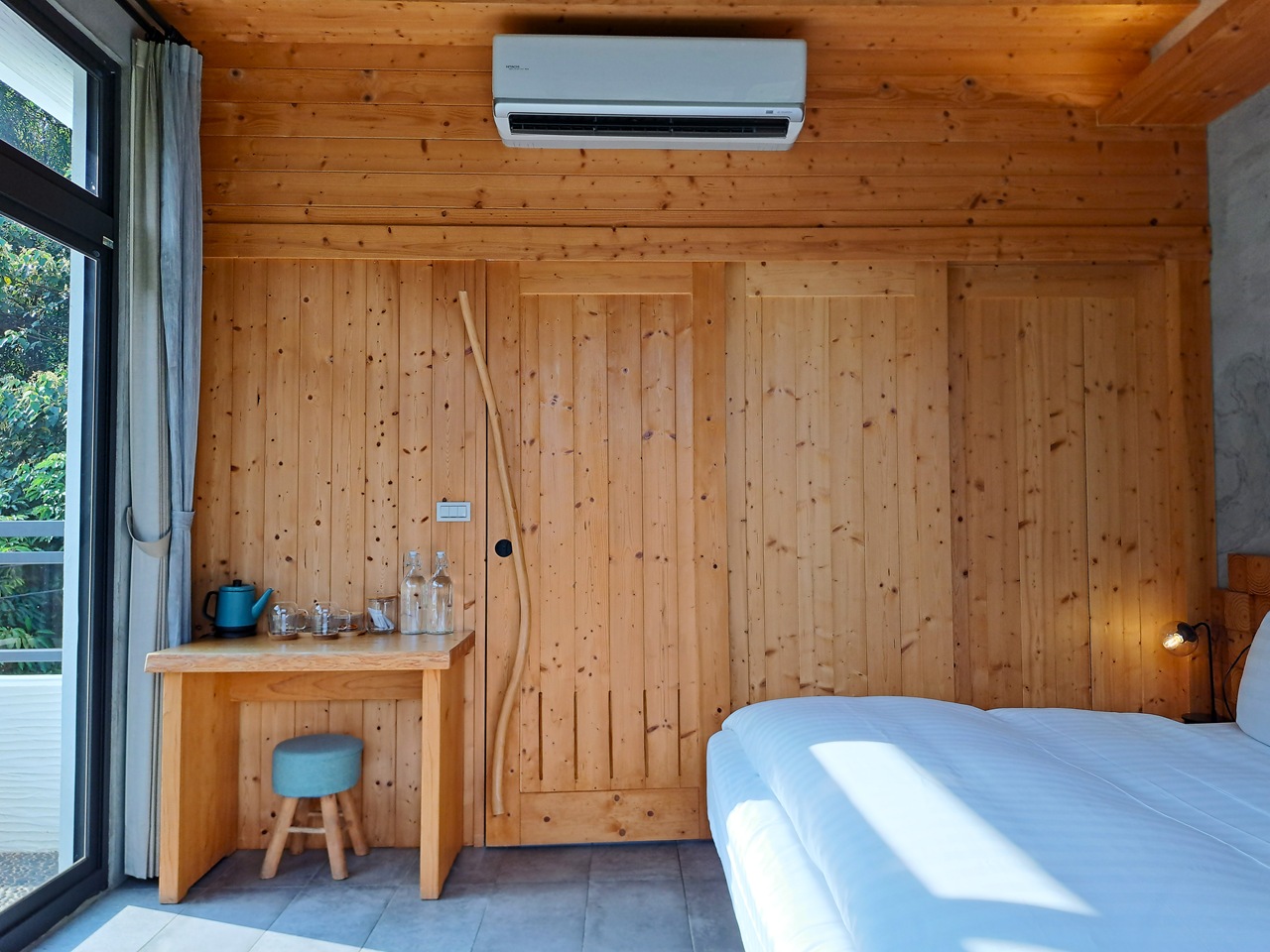 【八番私人住宅】隱身山林的日月潭民宿!清水模×木質調,享受靜謐慢活! - 第17張圖 衛浴拉門關閉