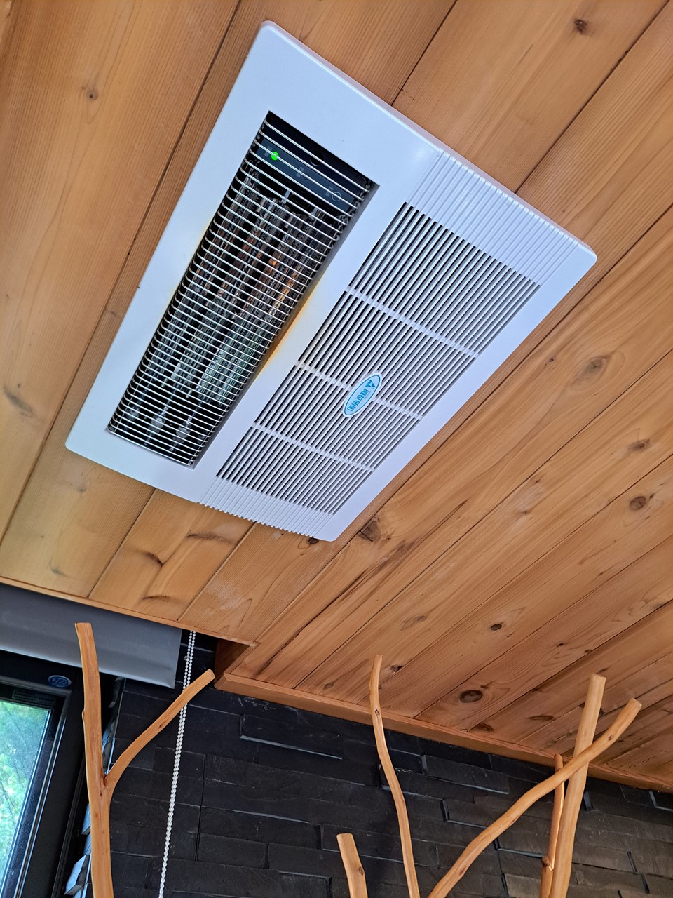 【八番私人住宅】隱身山林的日月潭民宿!清水模×木質調,享受靜謐慢活! - 第32張圖 衛浴暖風機