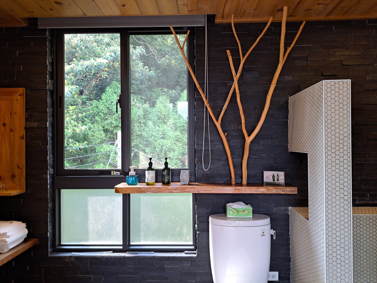 【八番私人住宅】隱身山林的日月潭民宿!清水模×木質調,享受靜謐慢活! - 第29張圖 衛浴空間