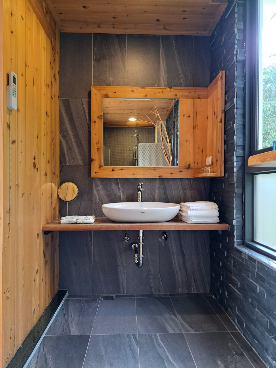 【八番私人住宅】隱身山林的日月潭民宿!清水模×木質調,享受靜謐慢活! - 第27張圖 衛浴空間