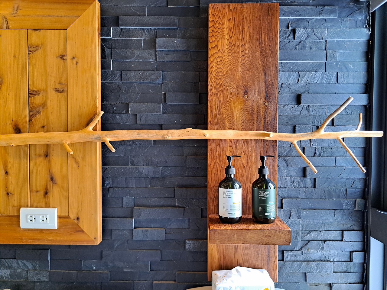 【八番私人住宅】隱身山林的日月潭民宿!清水模×木質調,享受靜謐慢活! - 第54張圖 衛浴空間裝飾