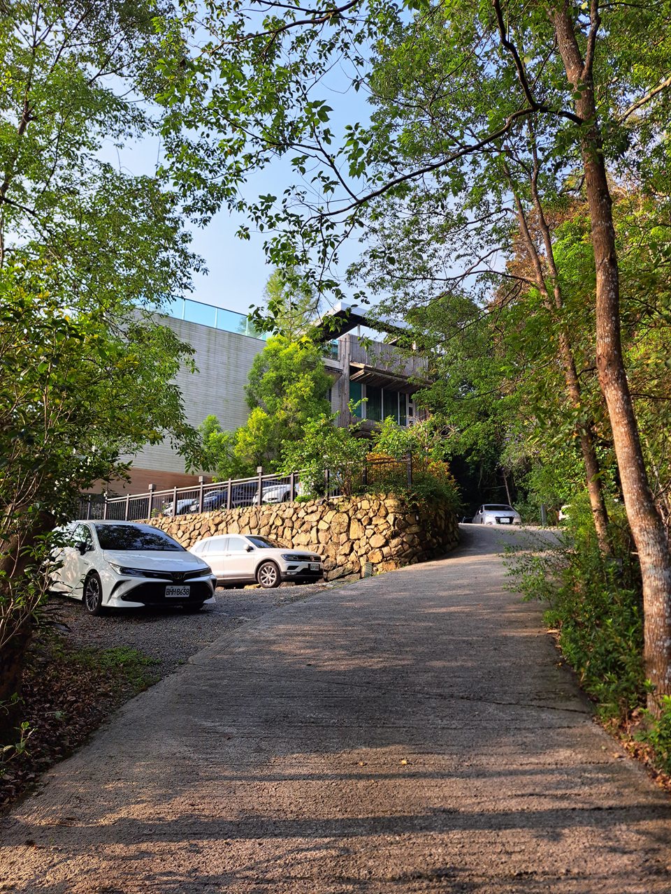 【日月潭原森林民宿】享受山林靜謐與泳池度假氛圍,親子家庭與情侶必住! - 第5張圖 設有免費停車場