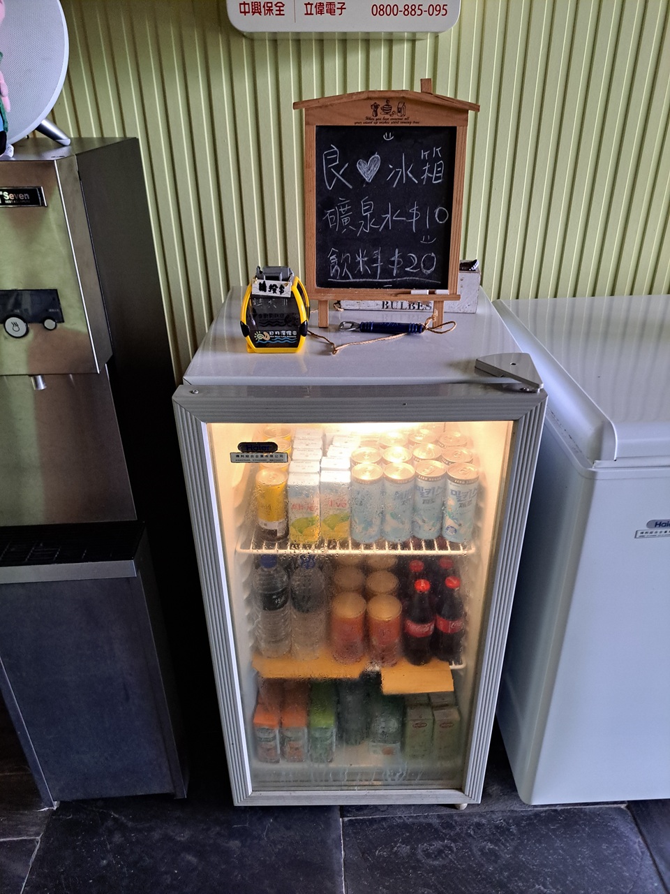 【日月潭原森林民宿】享受山林靜謐與泳池度假氛圍,親子家庭與情侶必住! - 第27張圖 良心飲料冰箱