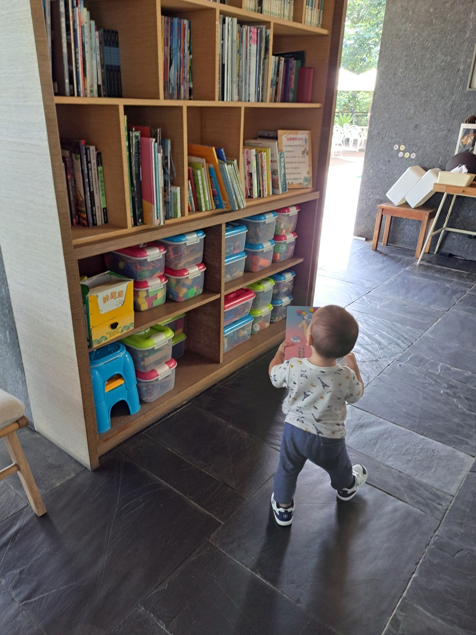 【日月潭原森林民宿】享受山林靜謐與泳池度假氛圍,親子家庭與情侶必住! - 第25張圖 超多兒童玩具及書籍