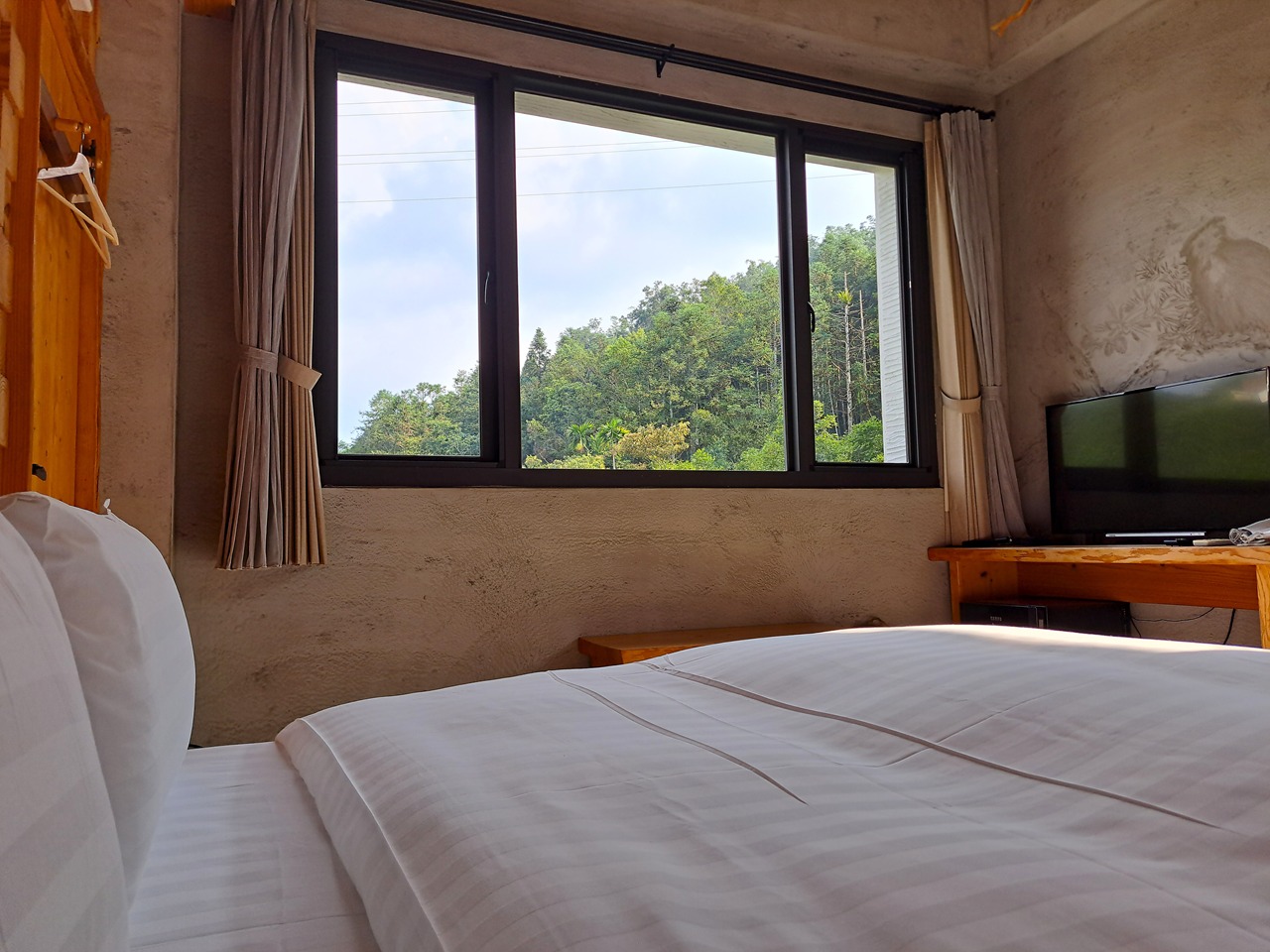 【八番私人住宅】隱身山林的日月潭民宿!清水模×木質調,享受靜謐慢活! - 第23張圖 躺在床上看風景