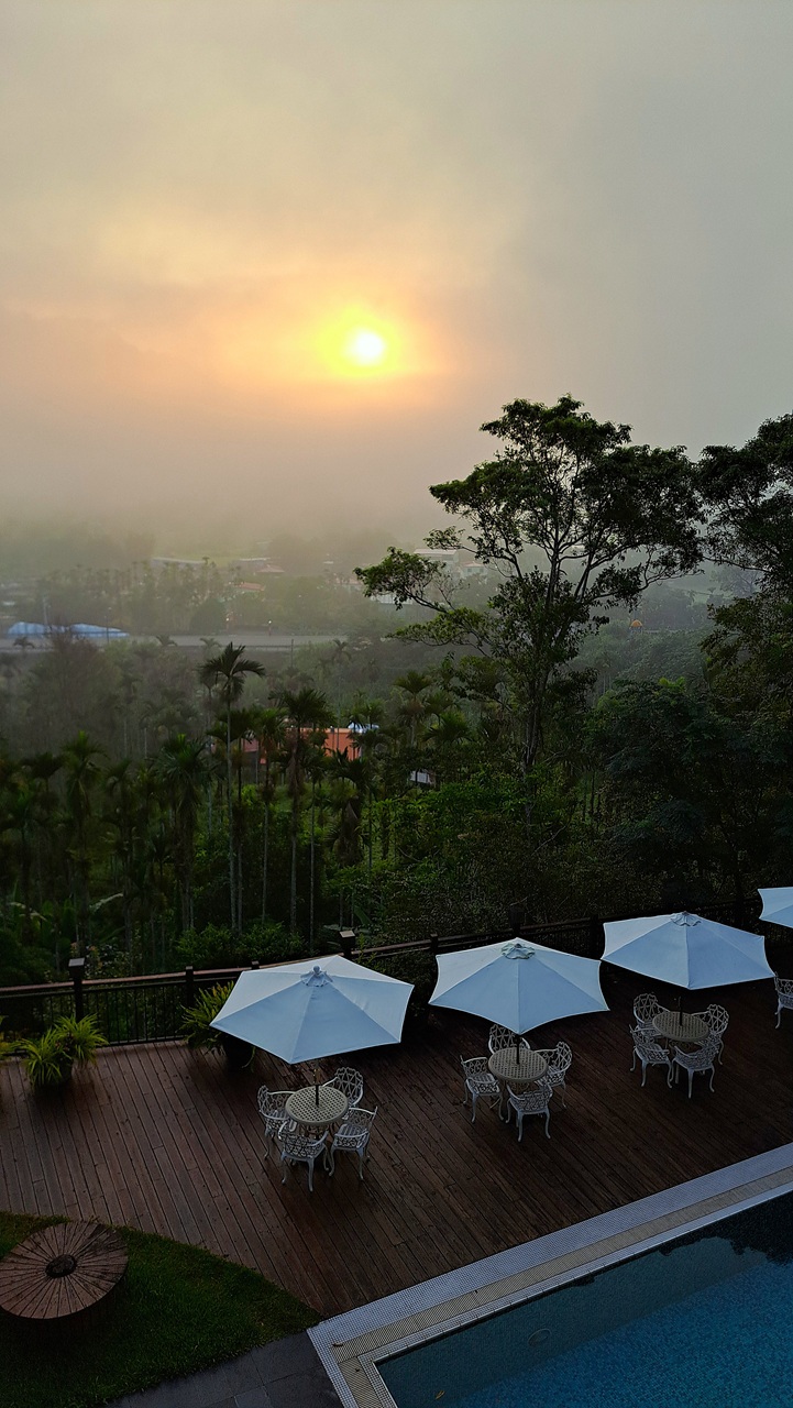 【日月潭原森林民宿】享受山林靜謐與泳池度假氛圍,親子家庭與情侶必住! - 第42張圖 陽台上看日出